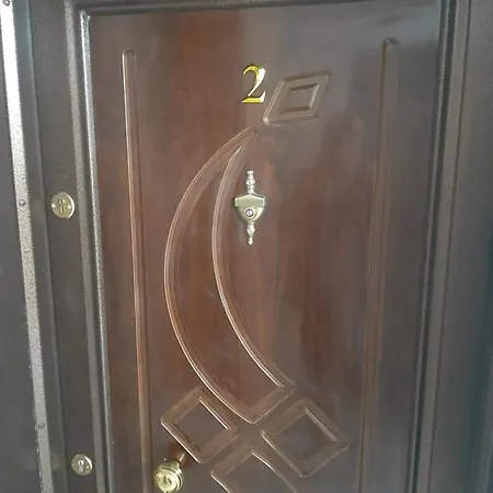 Me Qera Afer Liqenit, Altini Apartament