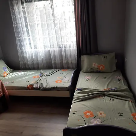 Me Qera Afer Liqenit, Altini Apartament