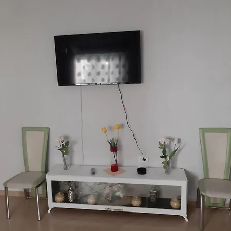 Me Qera Afer Liqenit, Altini Apartament *