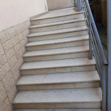 Apartament Me Qera Afer Liqenit, Altini *