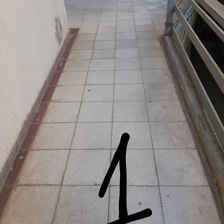 Me Qera Afer Liqenit, Altini Apartament